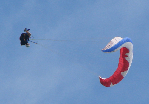 Parapente branco em um Full Stall Dinâmico