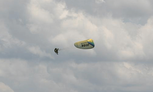 Parapente fazendo pêndulo frontal de 90 graus
