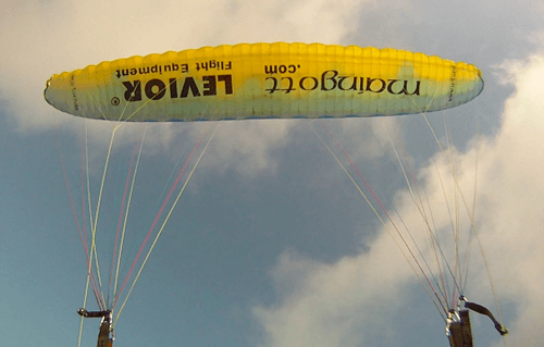 Parapente amarelo voando na Velocidade Mínima abordo